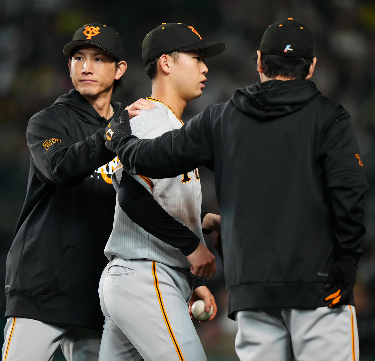 阪神対巨人　3回裏途中、降板する巨人先発山崎伊（中央）（撮影・江口和貴）