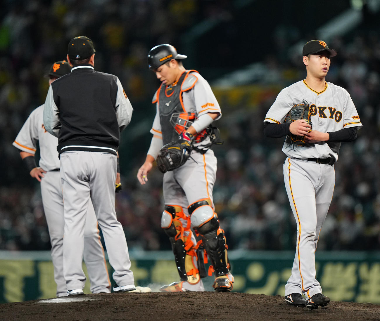 阪神対巨人　3回裏途中、降板する巨人先発山崎伊（右端）（撮影・江口和貴）