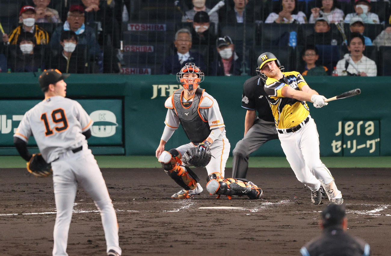 阪神対巨人　3回裏阪神無死一塁、ノイジーは左前打を放つ（撮影・上山淳一）