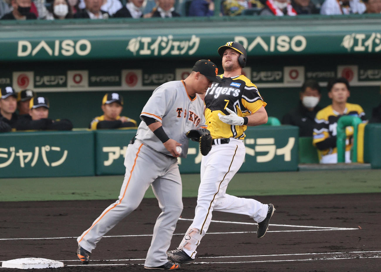 阪神対巨人　1回裏阪神1死一塁、遊ゴロ併殺に倒れるノイジー（撮影・上山淳一）