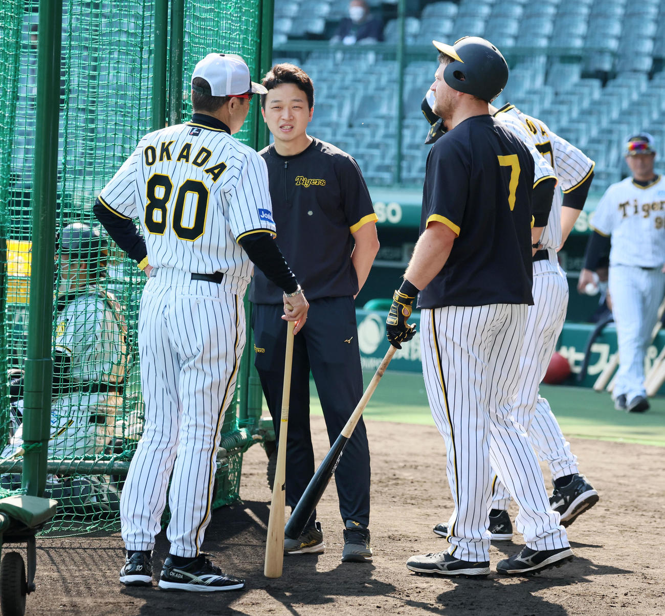阪神対巨人　打撃練習を終えたノイジー（右）と話し合う岡田監督（撮影・加藤哉）
