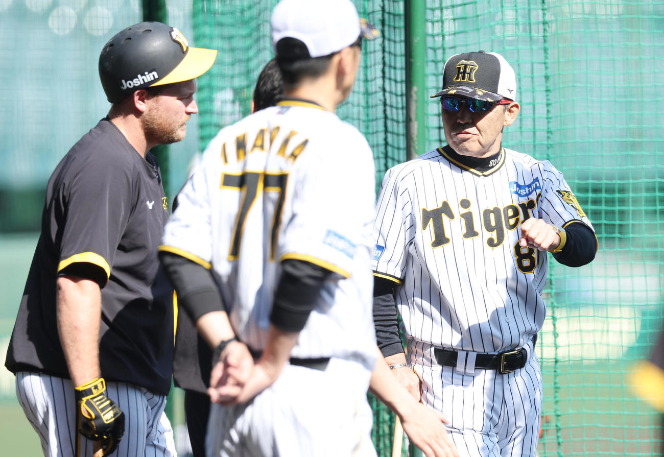 阪神対巨人　試合前練習で阪神ノイジー（左）と言葉を交わす岡田監督（撮影・前田充）
