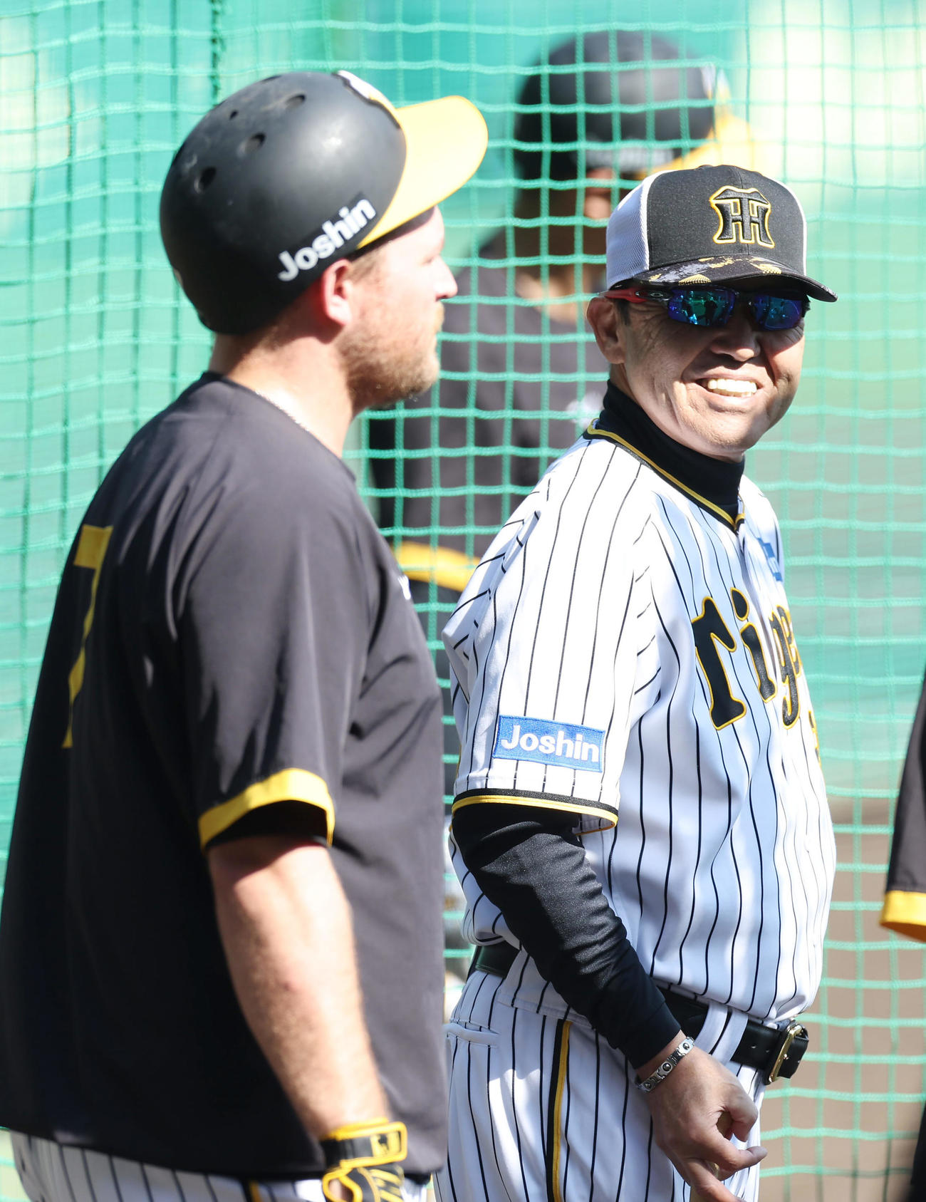 阪神対巨人　試合前練習で阪神ノイジー（左）と言葉を交わす岡田監督（撮影・前田充）
