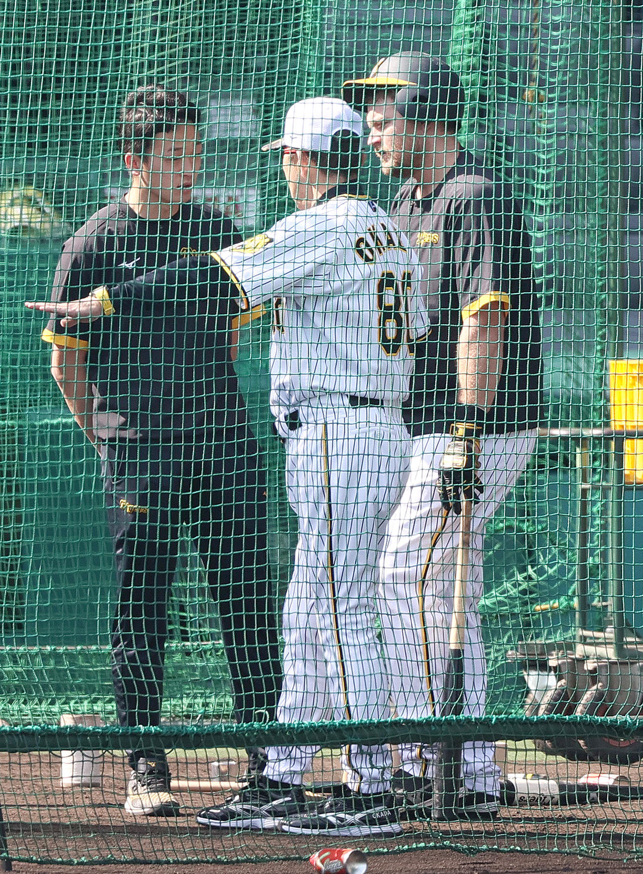 阪神対巨人　試合前の練習で阪神ノイジー（右）を指導する岡田監督（撮影・上山淳一）