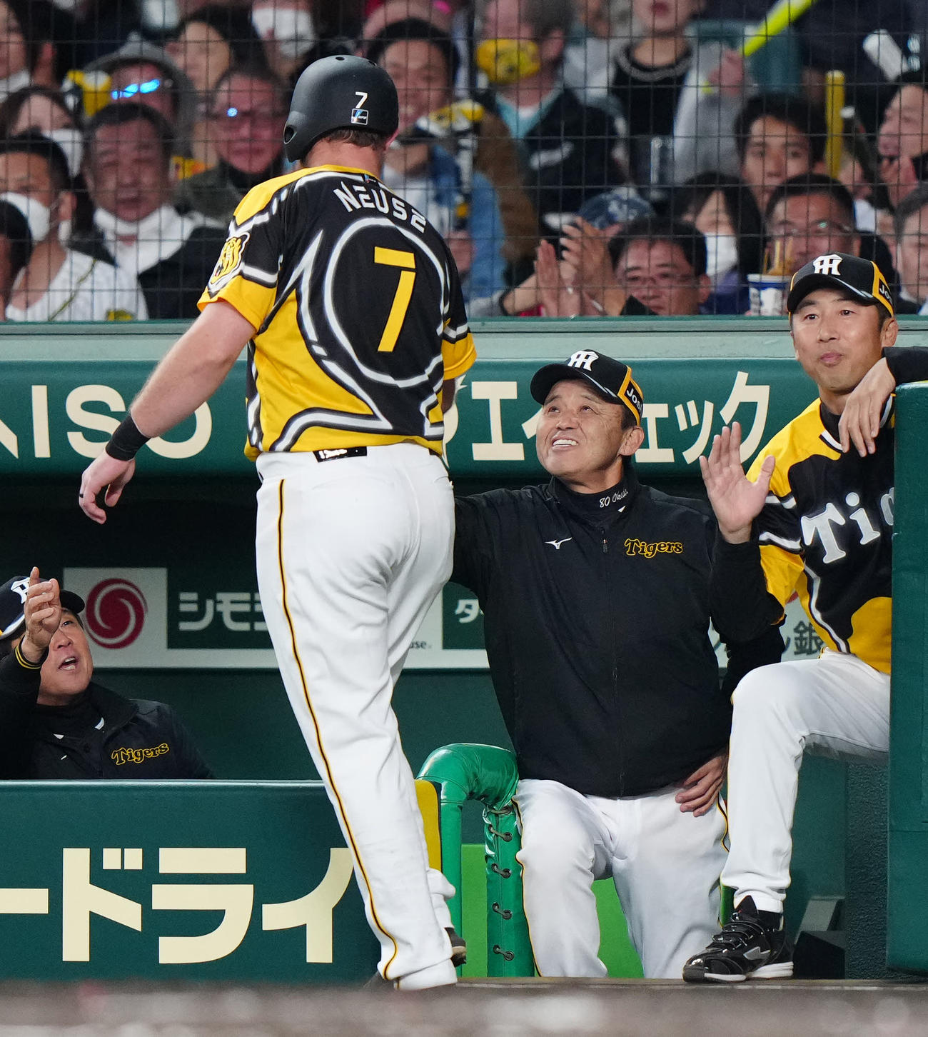 阪神対巨人　3回裏阪神無死満塁、井上の2点適時二塁打で生還したノイジー（中央左）を笑顔で迎える岡田監督（撮影・江口和貴）