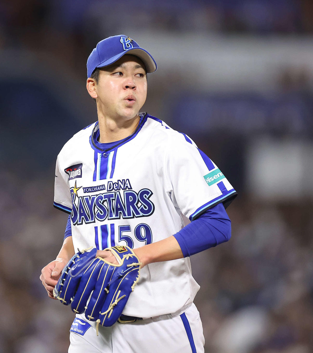DeNA対ヤクルト　5回表を終え、ベンチに戻る平良（撮影・河田真司）