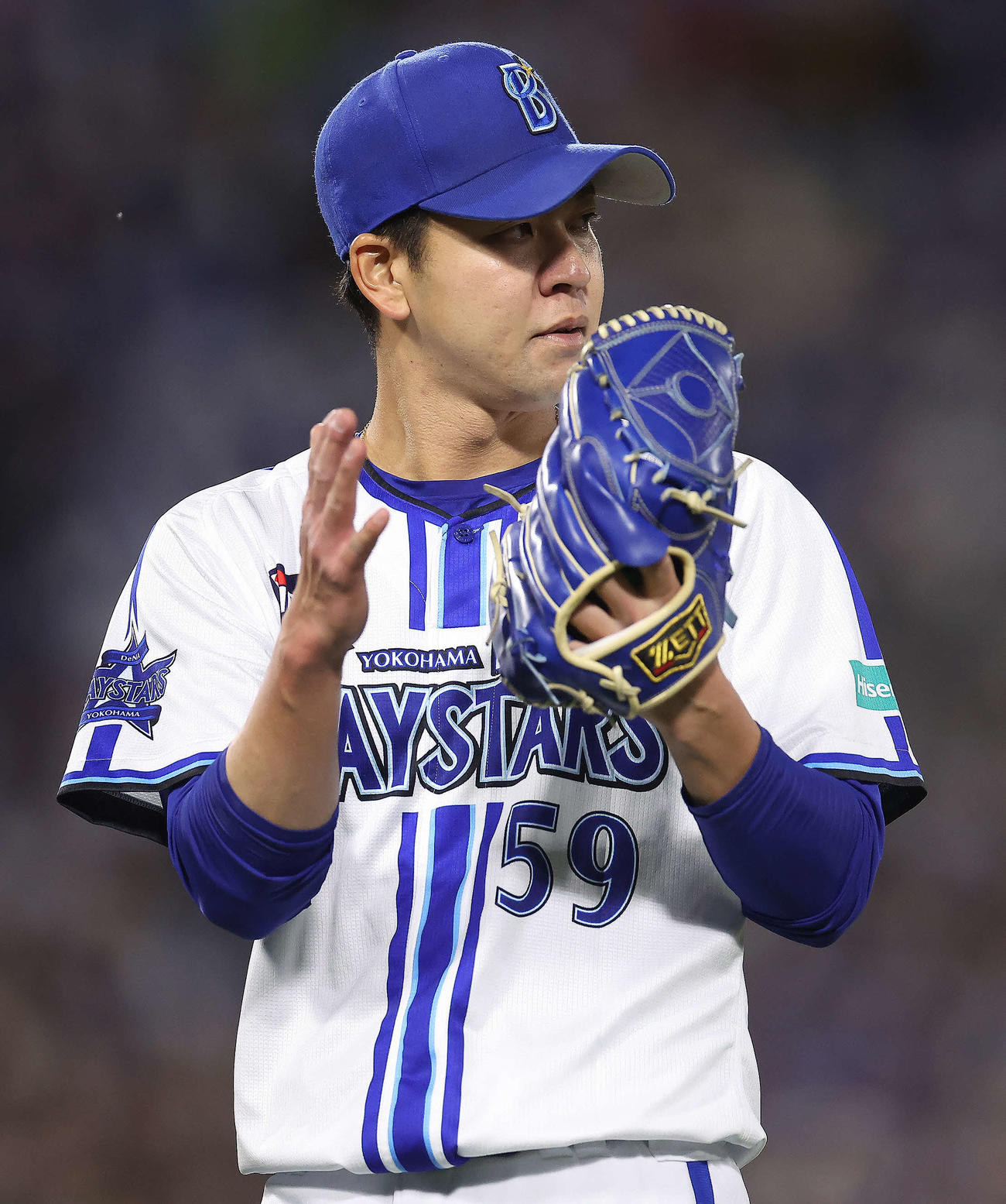 DeNA対ヤクルト　4回表ヤクルト2死満塁、中村悠平を二ゴロに抑え、グラブをたたく平良（撮影・河田真司）