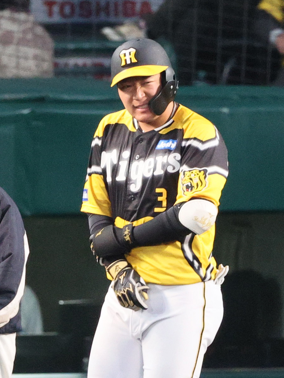 阪神対巨人　3回裏阪神無死一、二塁、大山は死球を受け痛がる（撮影・上山淳一）