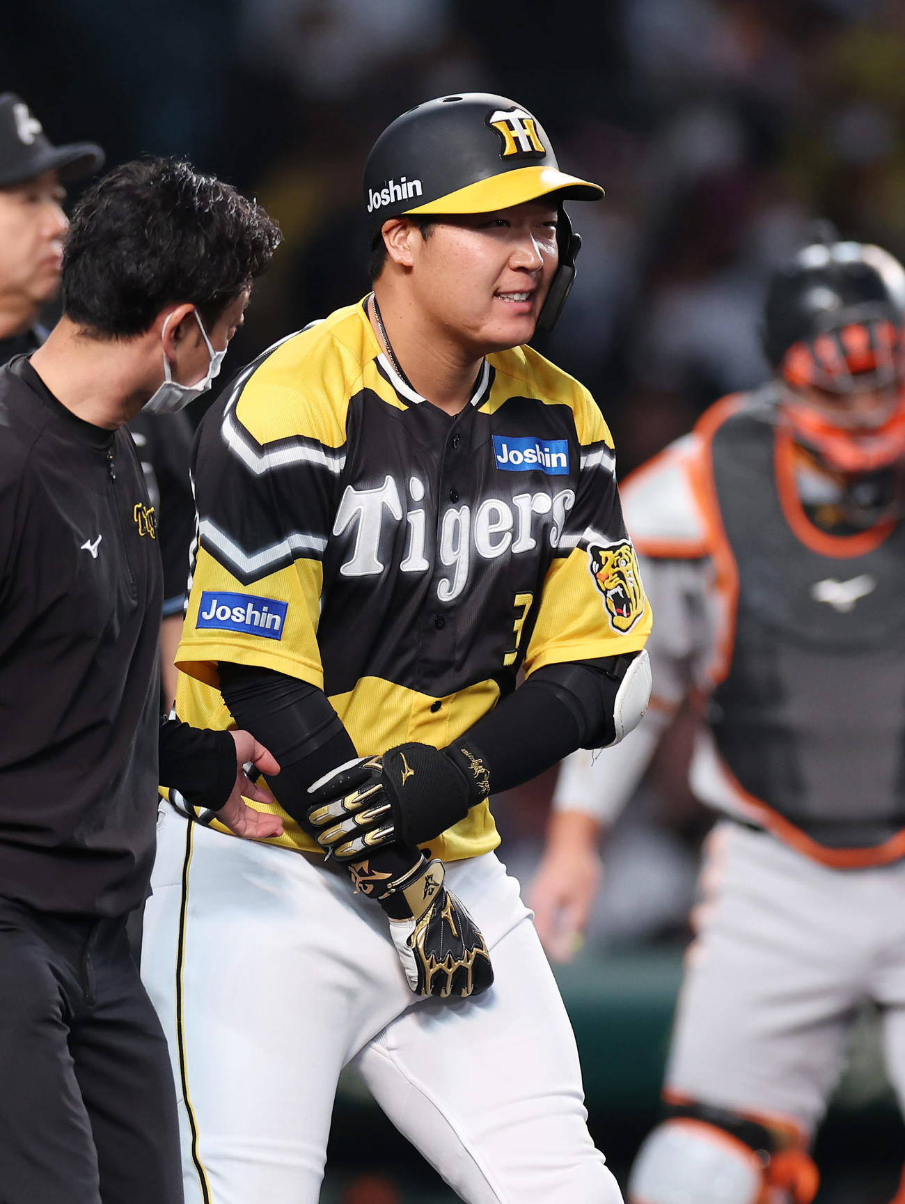阪神対巨人　3回裏阪神無死一、二塁、死球を受け痛がる大山（撮影・前田充）