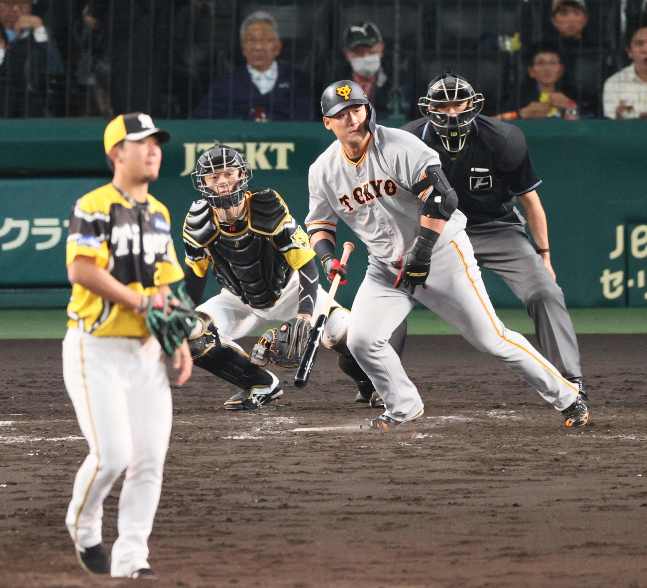 阪神対巨人　5回表巨人1死、中田翔は左前打を放つ（撮影・上山淳一）
