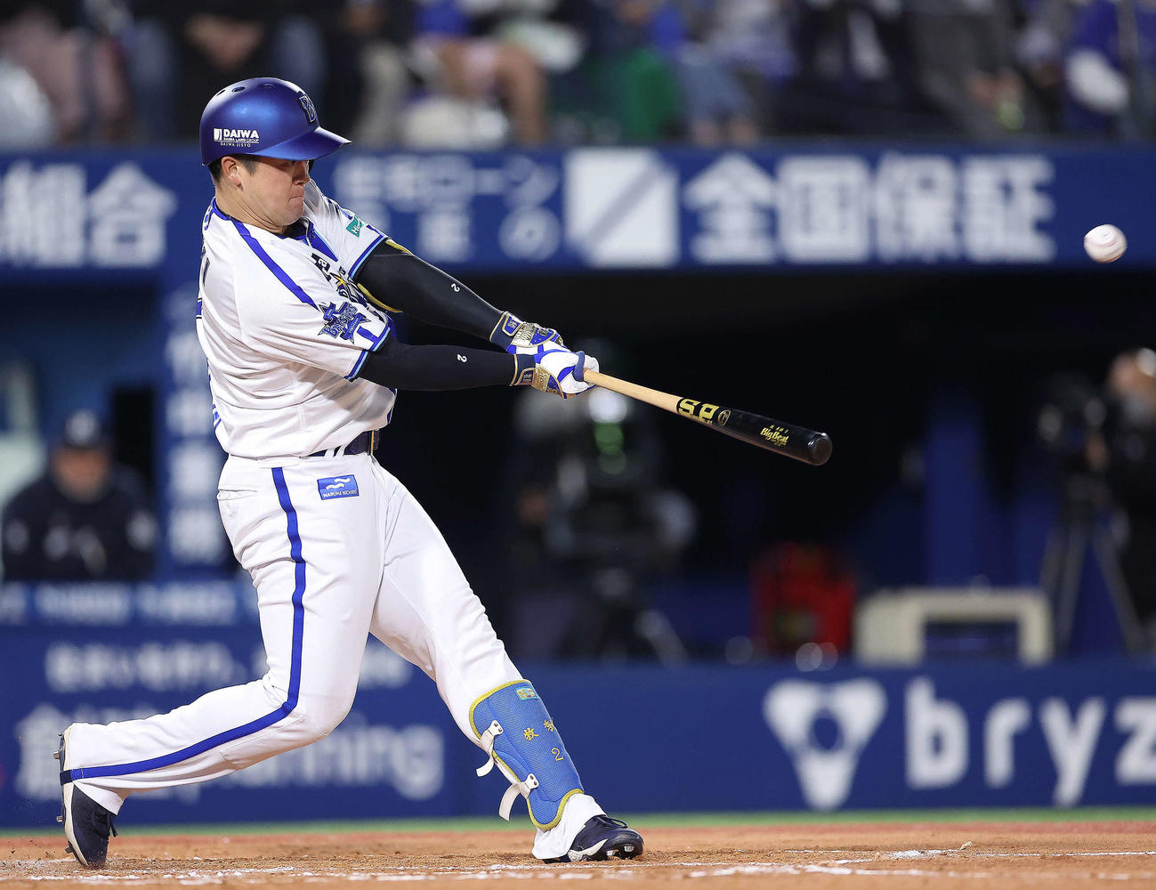 DeNA対ヤクルト　6回裏DeNA1死一、三塁、左越え3点本塁打を放つ牧（撮影・河田真司）
