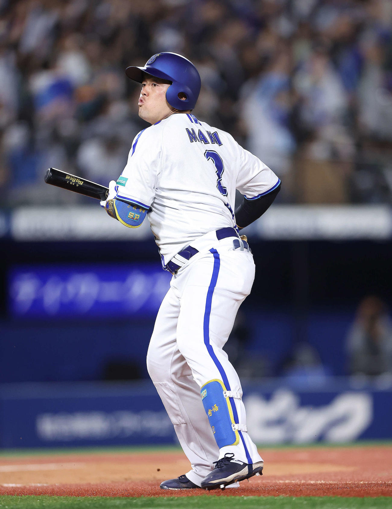 DeNA対ヤクルト　6回裏DeNA1死一、三塁、左越え3点本塁打を放つ牧（撮影・河田真司）