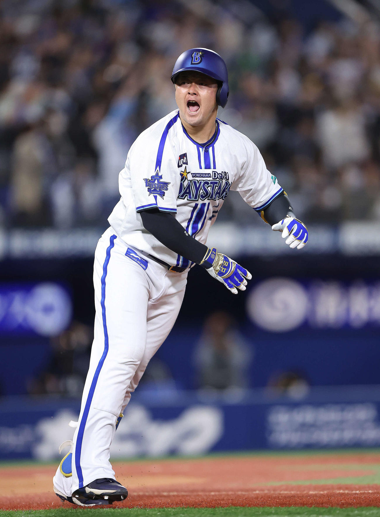 DeNA対ヤクルト　6回裏DeNA1死一、三塁、左越え3点本塁打を放つ牧（撮影・河田真司）