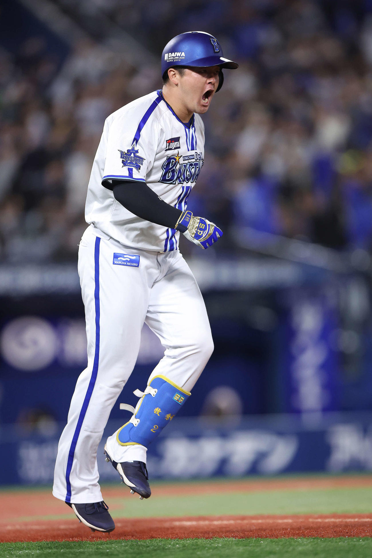 DeNA対ヤクルト　6回裏DeNA1死一、三塁、左越え3点本塁打を放つ牧（撮影・河田真司）