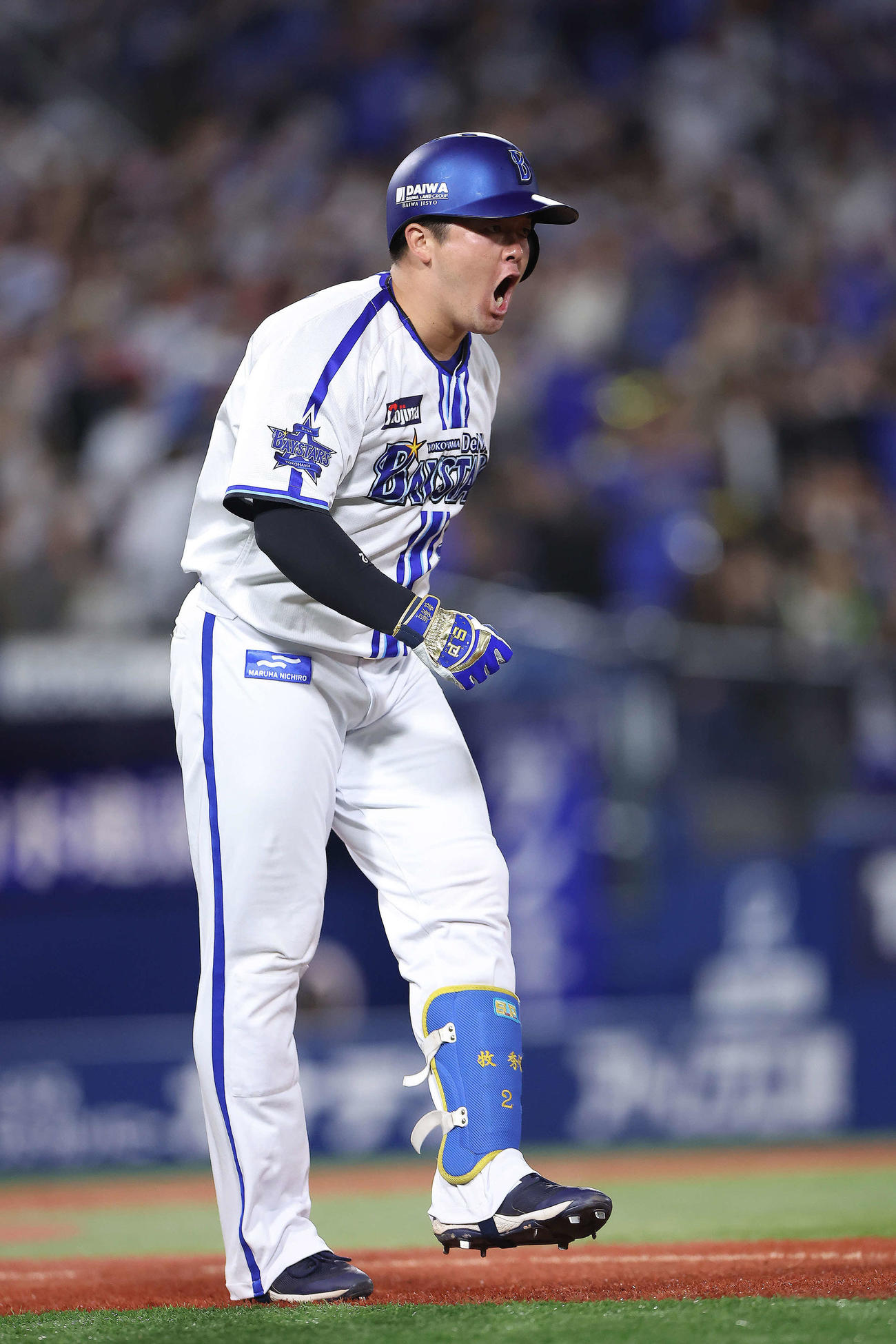 DeNA対ヤクルト　6回裏DeNA1死一、三塁、左越え3点本塁打を放つ牧（撮影・河田真司）