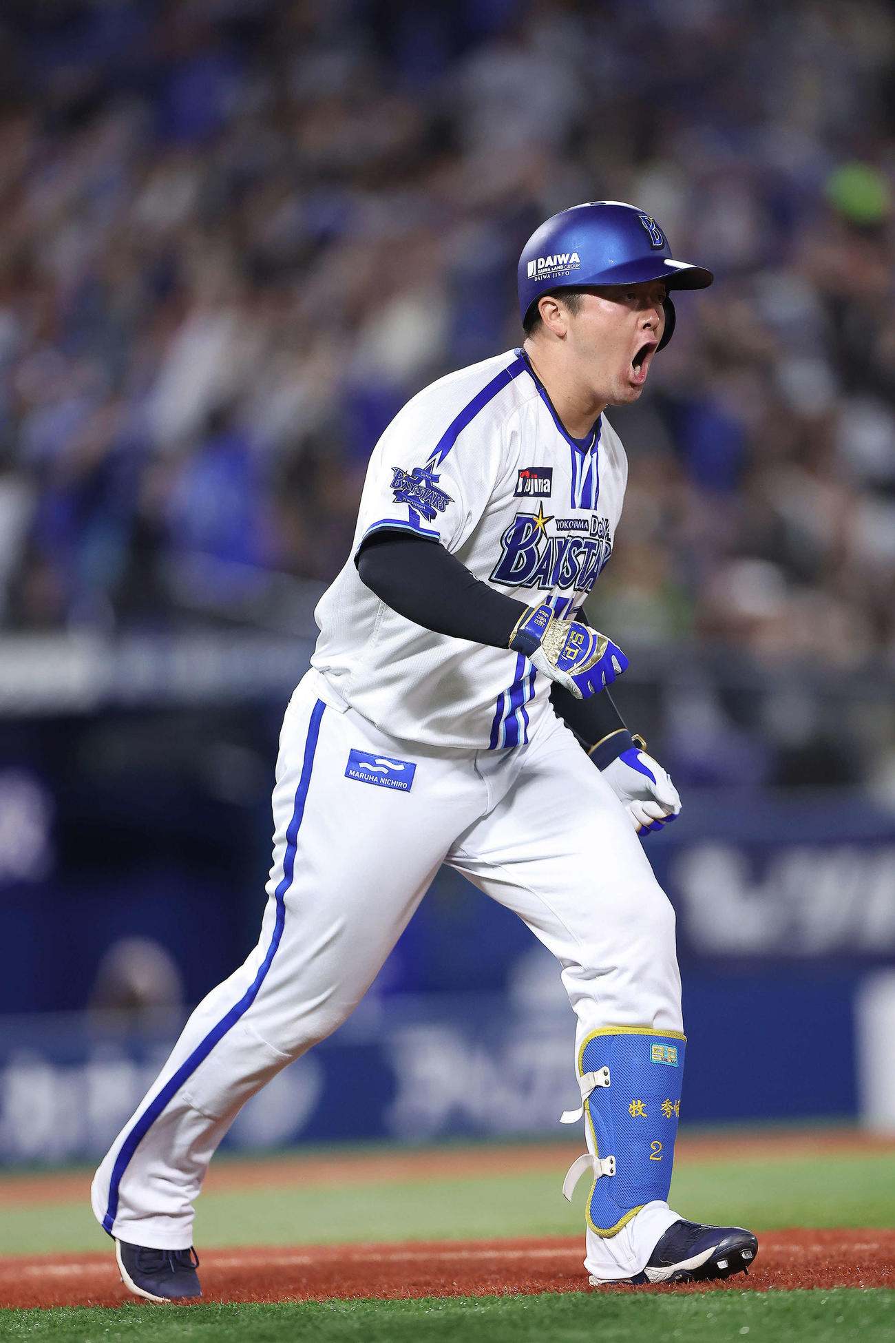 DeNA対ヤクルト　6回裏DeNA1死一、三塁、左越え3点本塁打を放つ牧（撮影・河田真司）