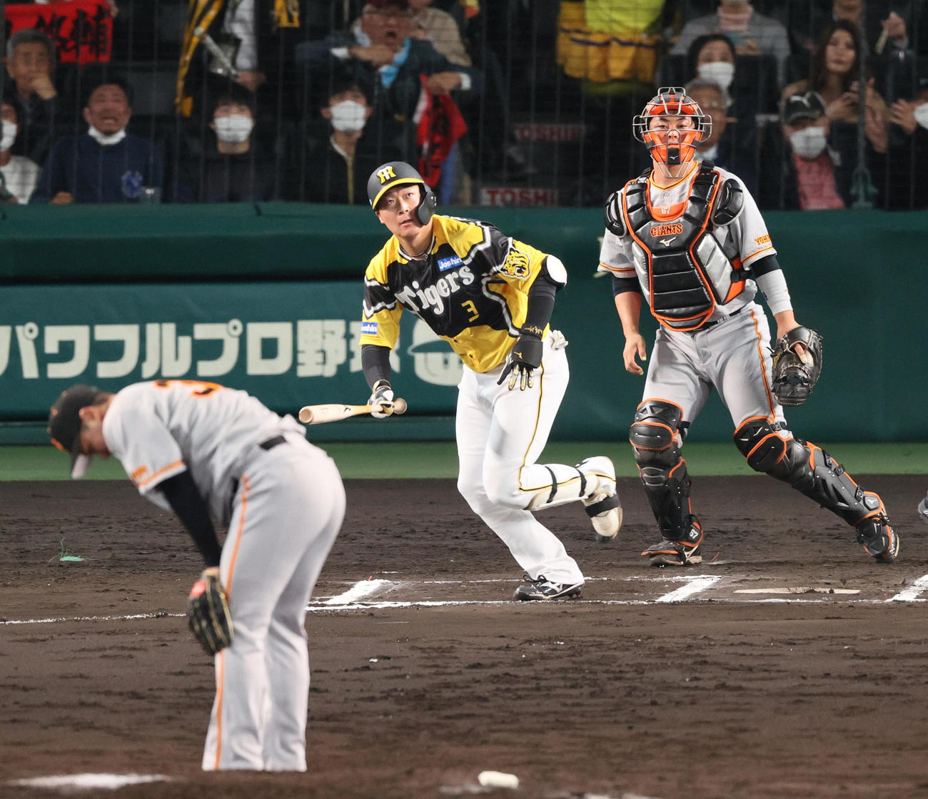 阪神対巨人　6回裏阪神1死、大山は左中間越え本塁打を放つ。投手鍵谷（撮影・上山淳一）