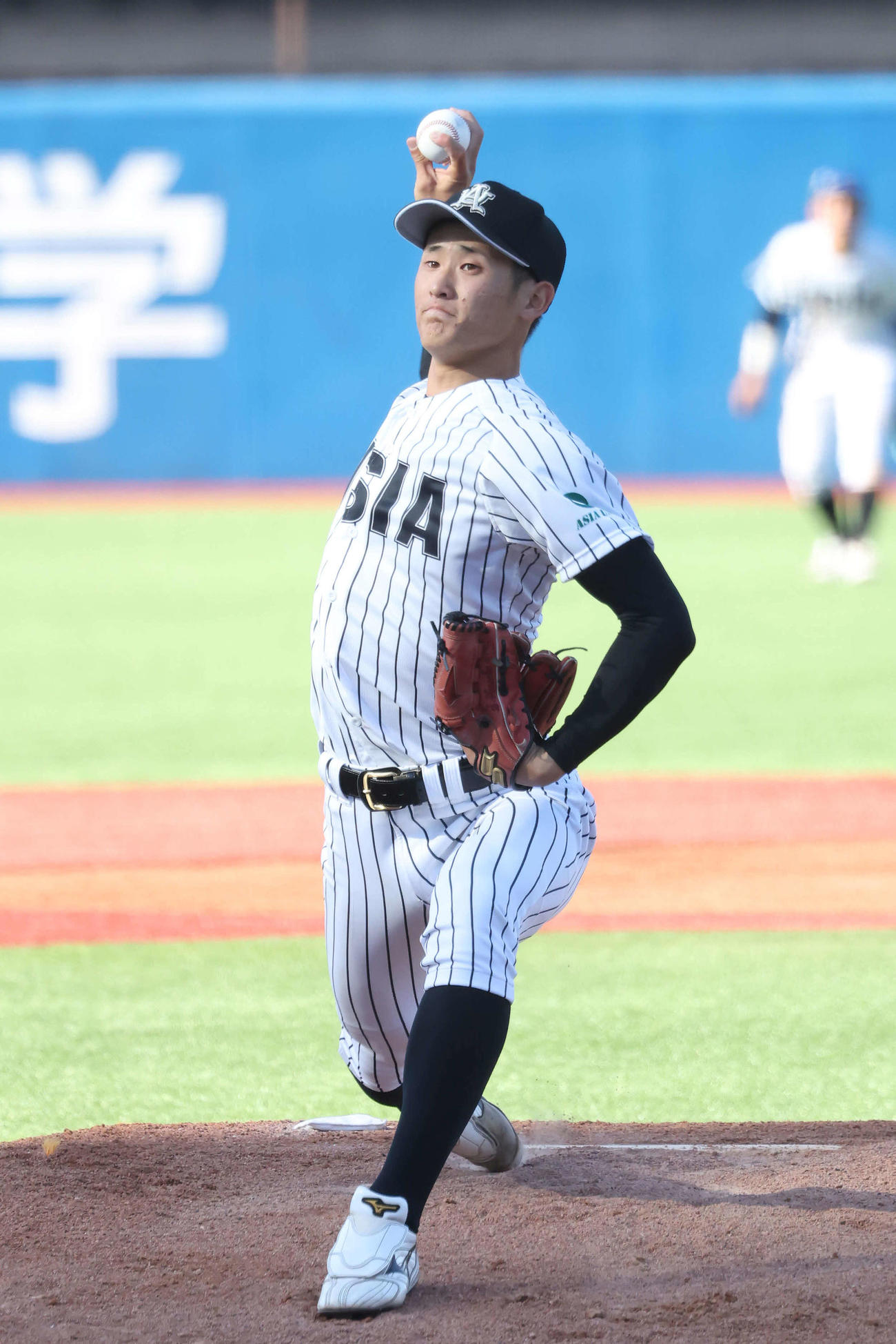 東都大学リーグ　亜大対国学院大　力投する亜大先発草加（撮影・丹羽敏通）