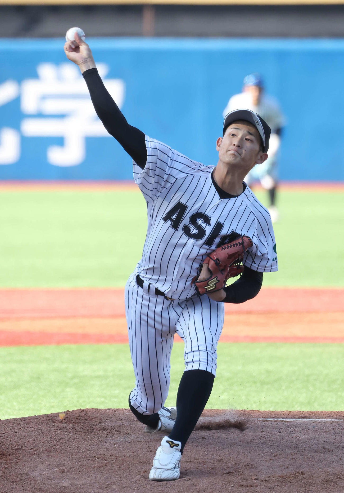 東都大学リーグ　亜大対国学院大　力投する亜大先発草加（撮影・丹羽敏通）
