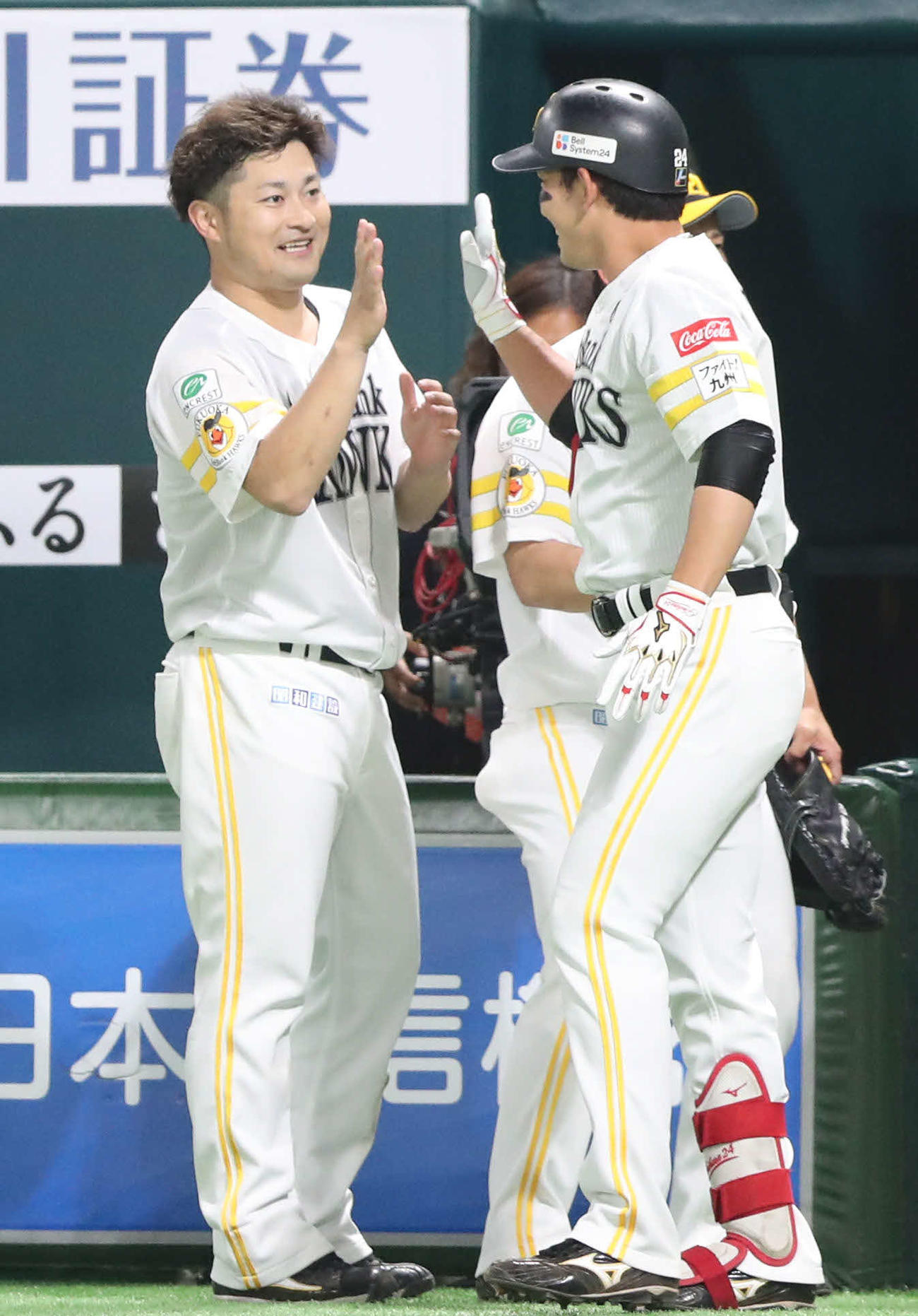 ソフトバンク対楽天　6回裏ソフトバンク1死満塁、右越えに満塁本塁打を放った栗原（右）を出迎える森（撮影・梅根麻紀）