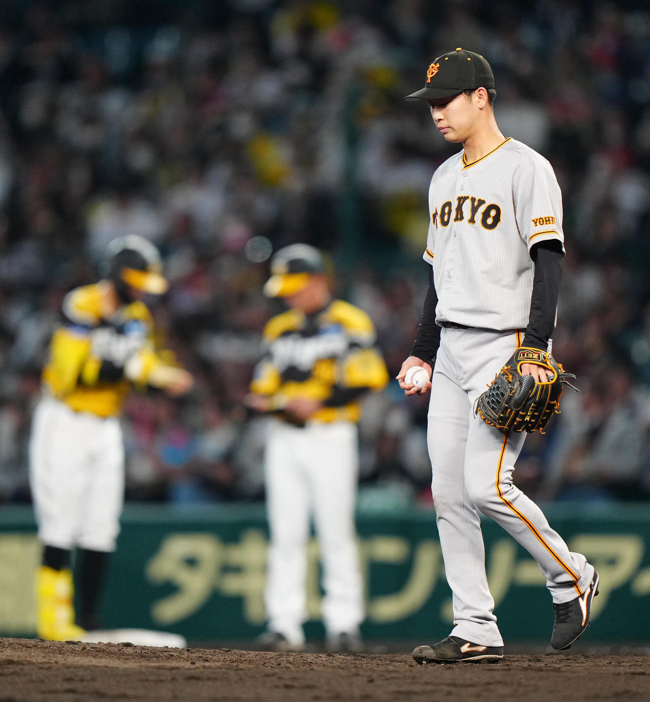 阪神対巨人　3回裏阪神無死満塁、佐藤輝（後方左）に二塁適時内野安打を浴びた山崎伊（撮影・江口和貴）
