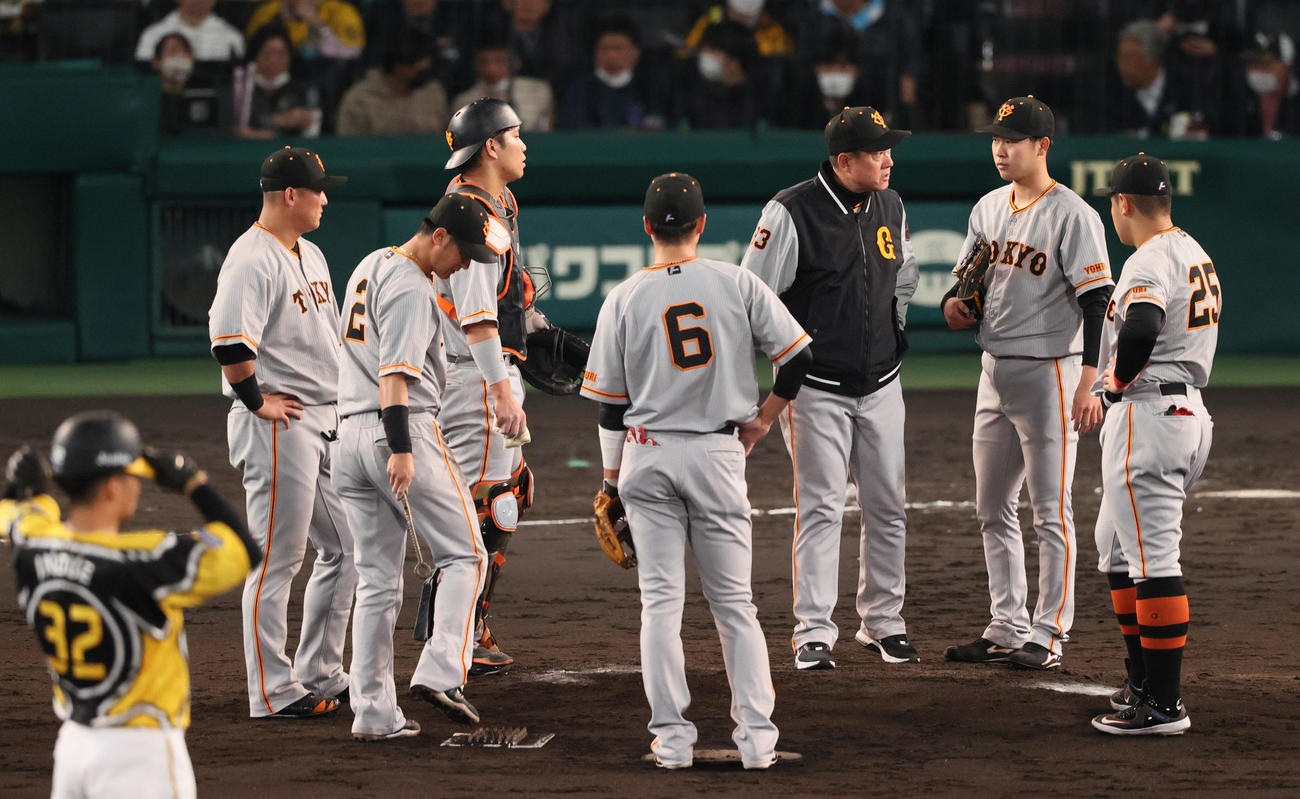 阪神対巨人　3回裏阪神無死満塁、井上広大は左に2点適時二塁打を浴びた山崎伊（右から2人目）に降板を告げる原監督（撮影・上山淳一）
