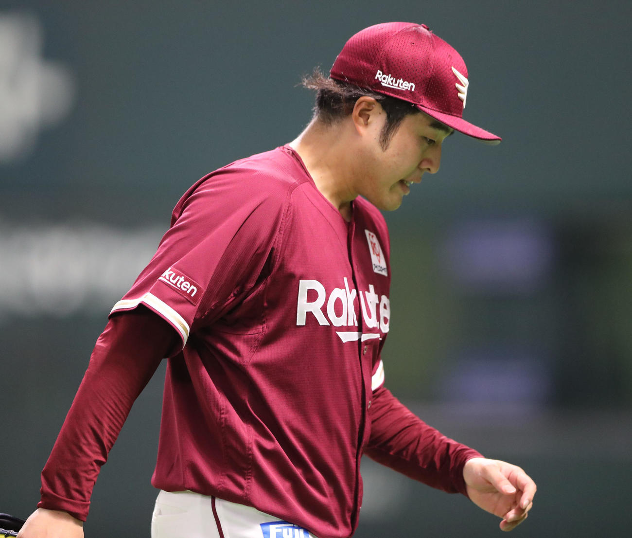 ソフトバンク対楽天　6回途中で降板する滝中（撮影・梅根麻紀）