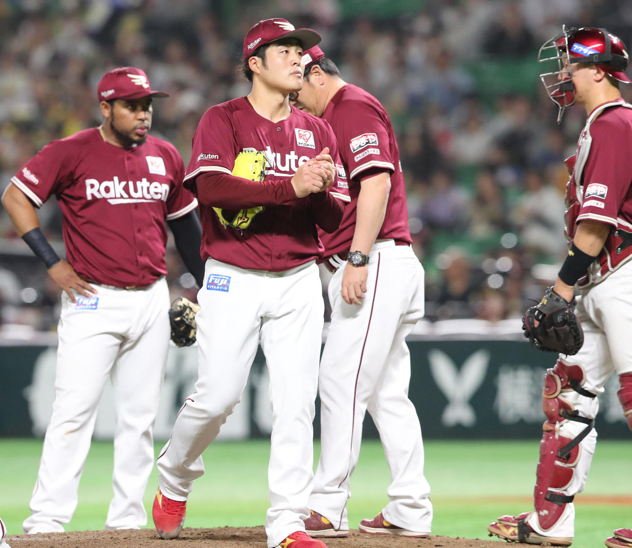 ソフトバンク対楽天　6回途中で降板する滝中（撮影・梅根麻紀）