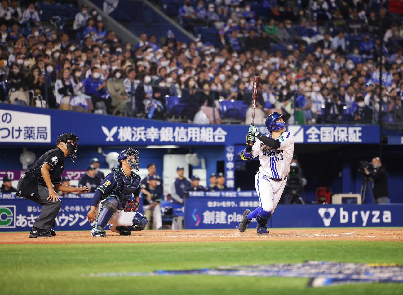 DeNA対ヤクルト　延長10回裏DeNA2死一、二塁、サヨナラ適時二塁打を放つ関根（撮影・河田真司）
