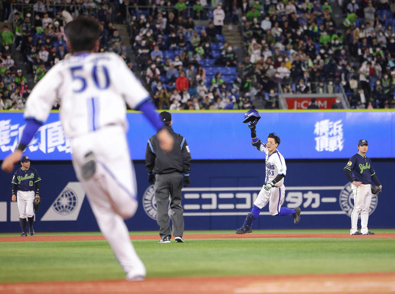 DeNA対ヤクルト　10回裏DeNA2死一、二塁、サヨナラ二塁打を放ち歓喜する関根（撮影・河田真司）