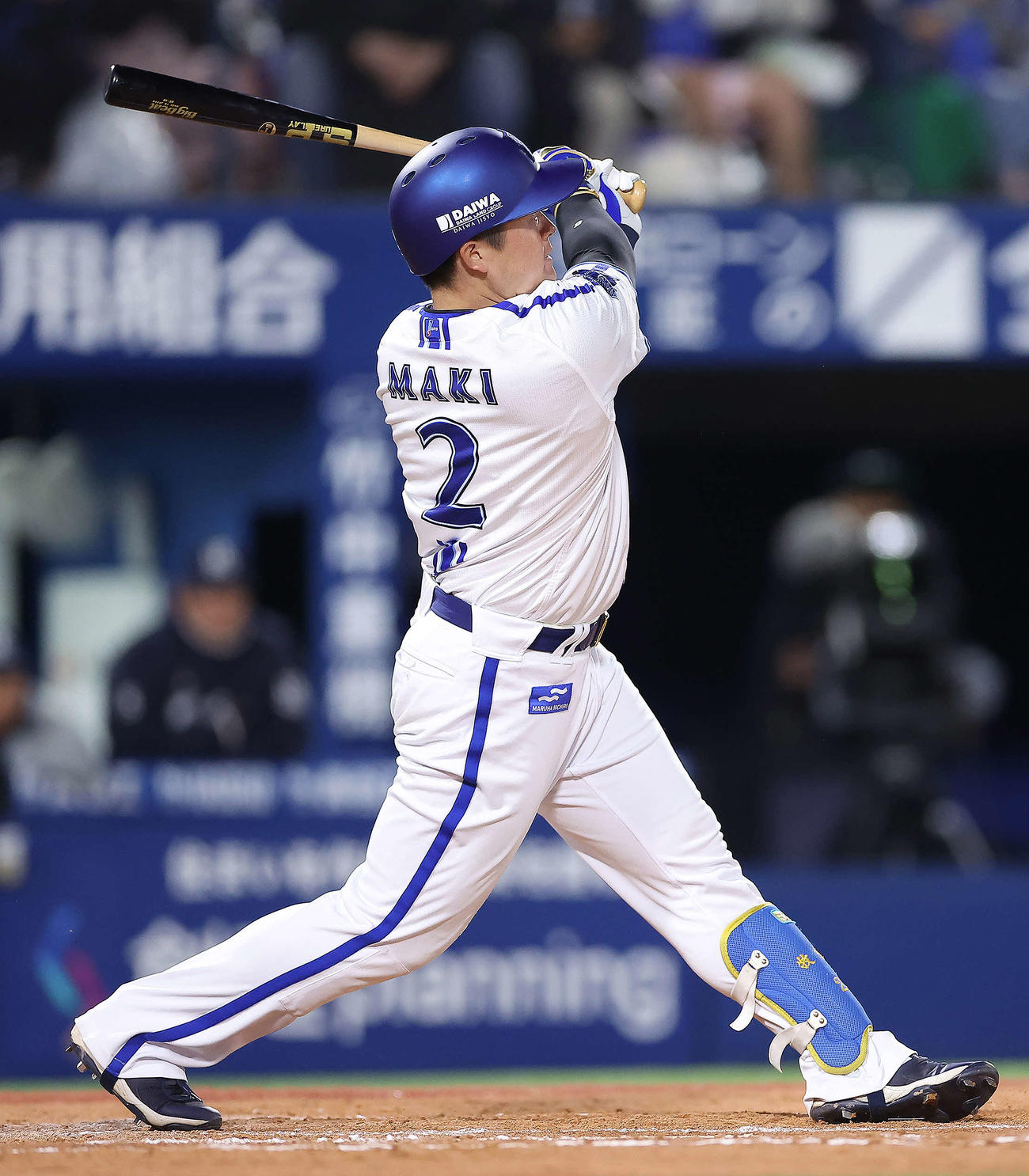 DeNA対ヤクルト　6回裏DeNA1死一、三塁、左越えに逆転3点本塁打を放った牧は、バットを放り雄叫びを上げる（撮影・河田真司）