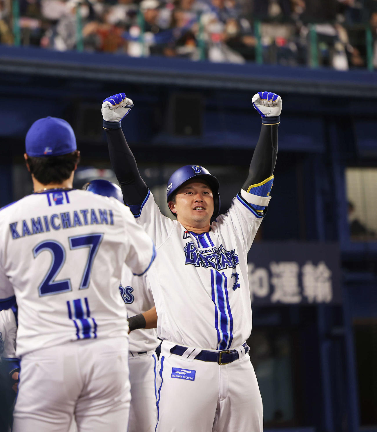 DeNA対ヤクルト　6回裏DeNA1死一、三塁、逆転3点本塁打を放った牧は、ライトスタンドに向かって力強くガッツポーズ（撮影・河田真司）