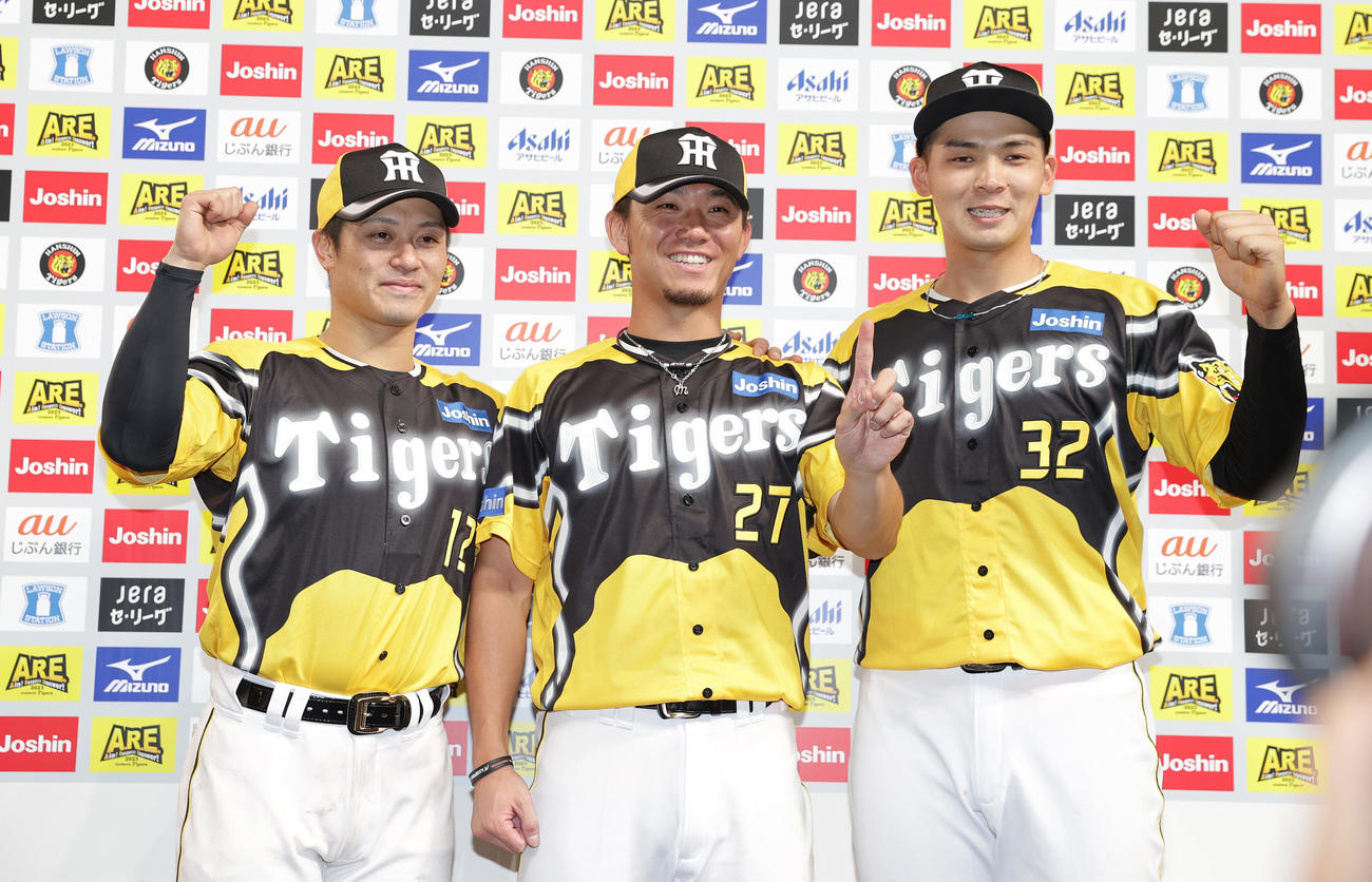 お立ち台で笑顔でポーズをとる、左から阪神坂本、伊藤将、井上（撮影・前田充）