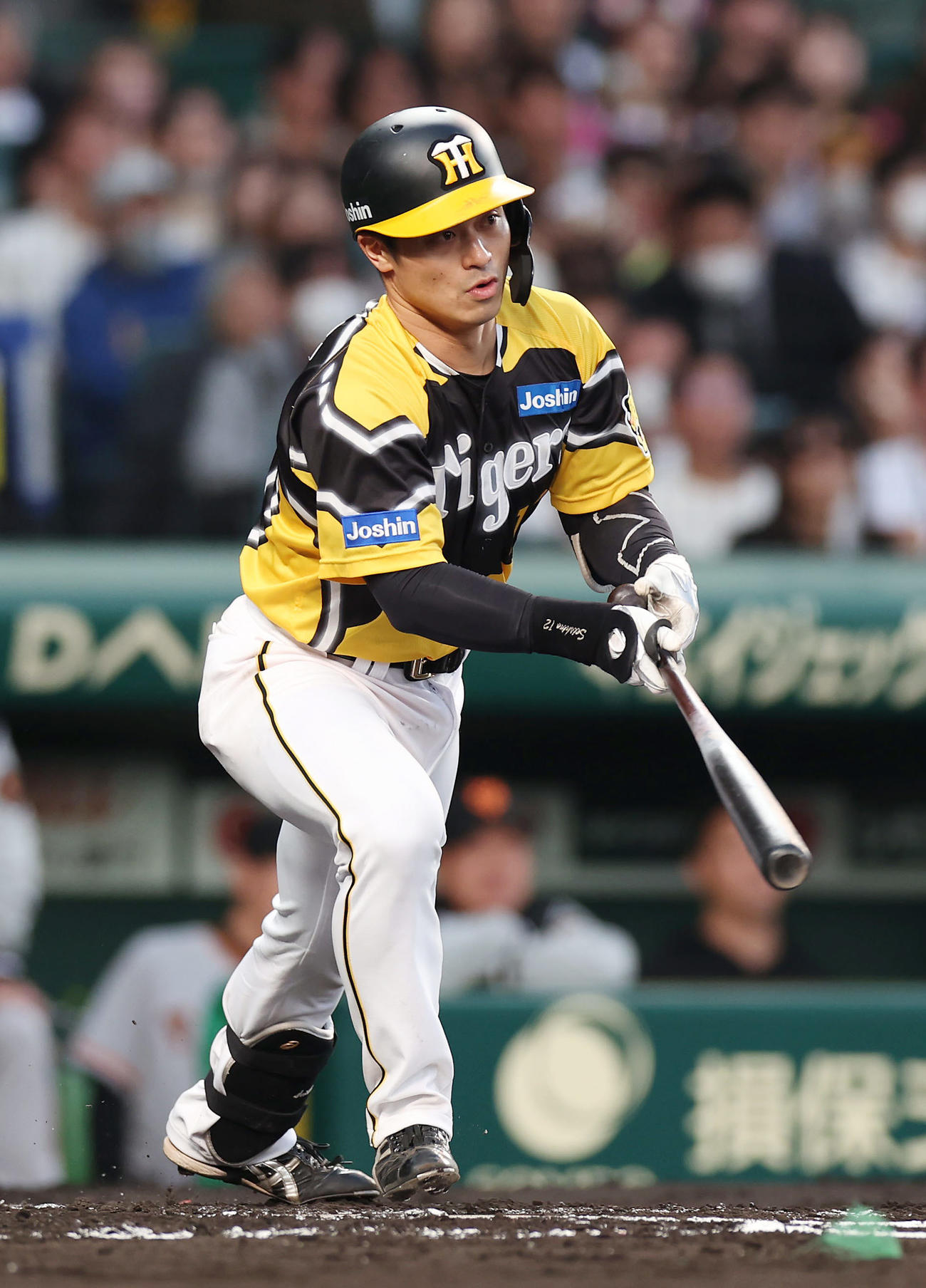 阪神対巨人　2回裏阪神1死二、三塁、先制の右前適時打を放つ坂本（撮影・前田充）