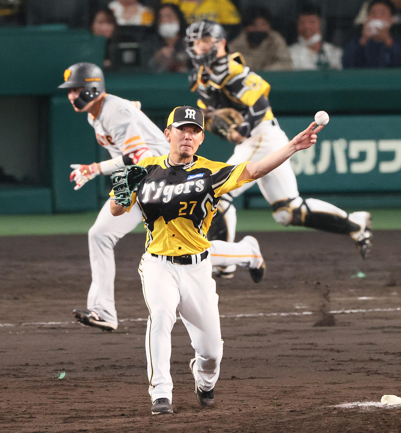 阪神対巨人　8回表巨人1死一塁、伊藤将（手前）は坂本の投前の打球で併殺を狙うが二塁はアウトに出来ず（撮影・上山淳一）