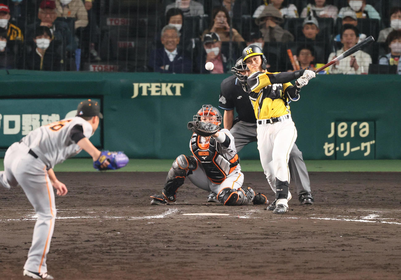 阪神対巨人　8回裏阪神1死三塁、坂本は中前適時打を放つ（撮影・上山淳一）