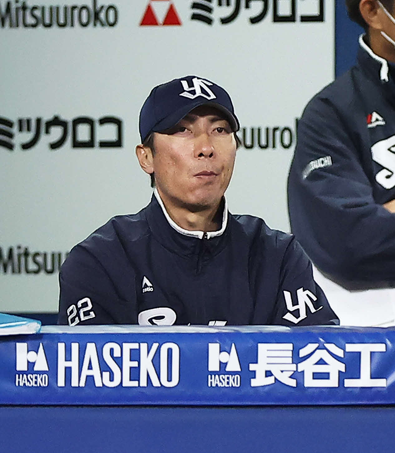 DeNA対ヤクルト　9回裏、戦況を見守る高津監督（撮影・河田真司）