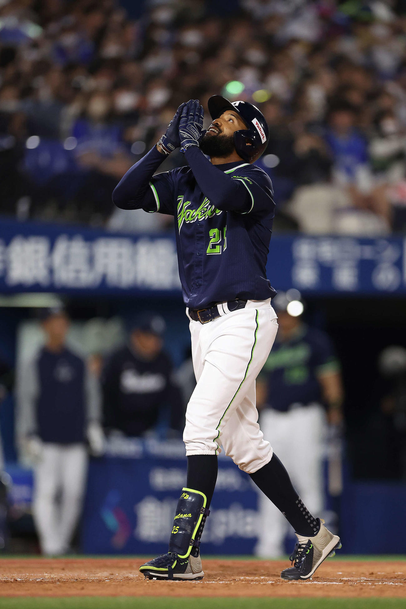 DeNA対ヤクルト　5回表ヤクルト2死一、三塁、右越え3点本塁打で生還するサンタナ（撮影・河田真司）