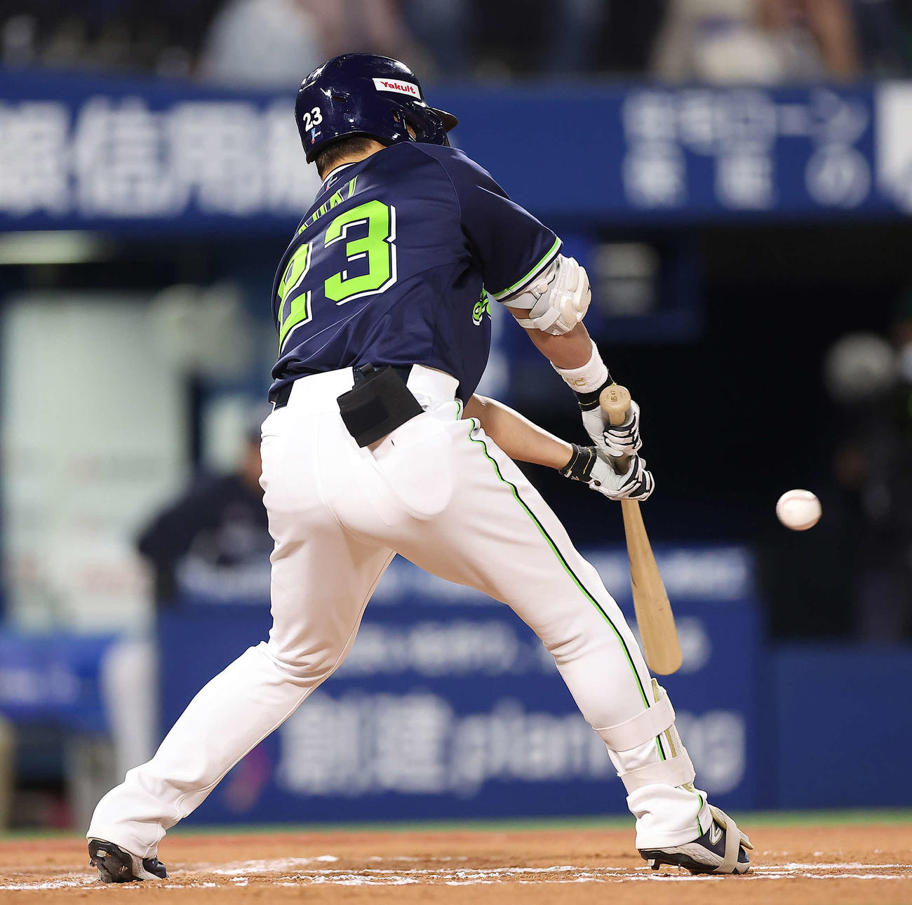 DeNA対ヤクルト　6回表ヤクルト無死一塁、左前打を放つ青木（撮影・河田真司）