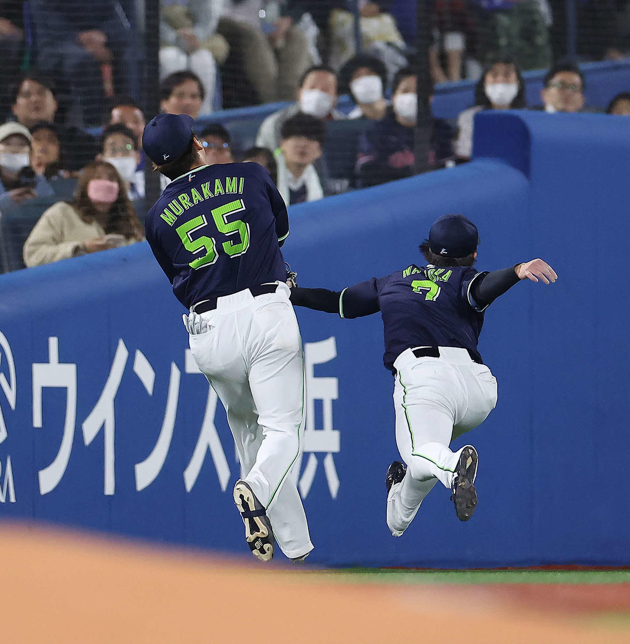 DeNA対ヤクルト　6回裏DeNA無死一、二塁、佐野の三飛を好捕する村上（左）（撮影・河田真司）