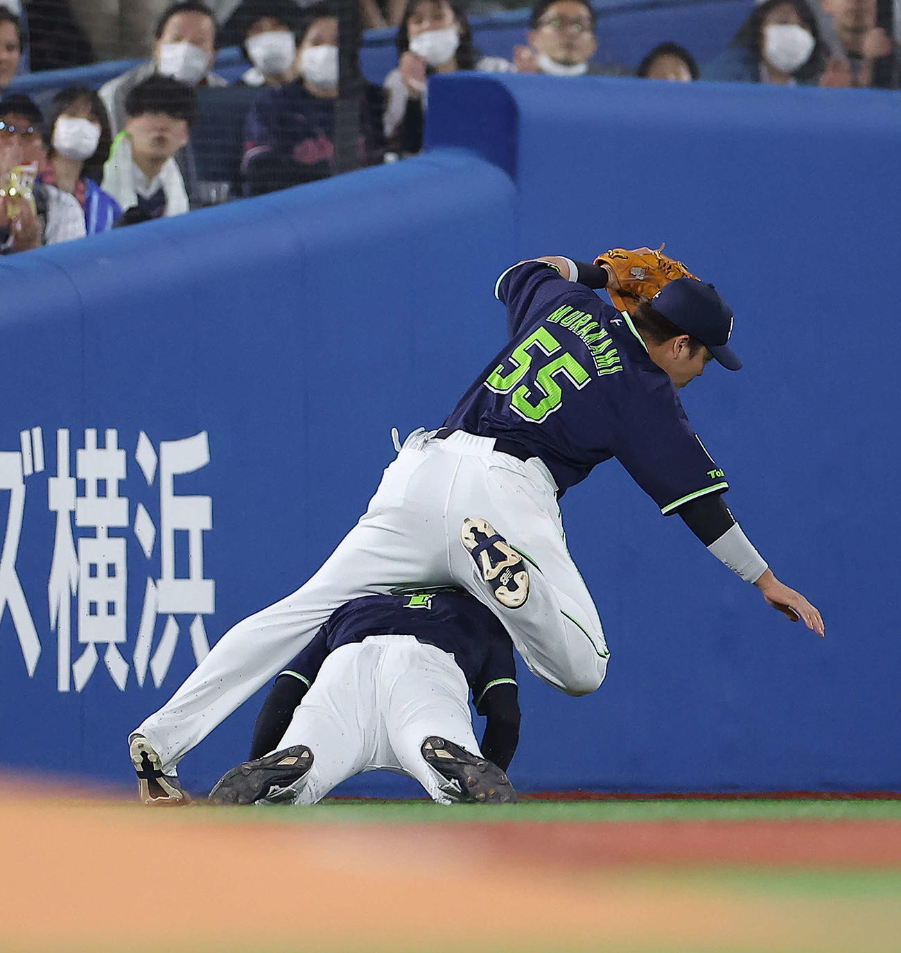 DeNA対ヤクルト　6回裏DeNA無死一、二塁、佐野の三飛を好捕する村上（撮影・河田真司）