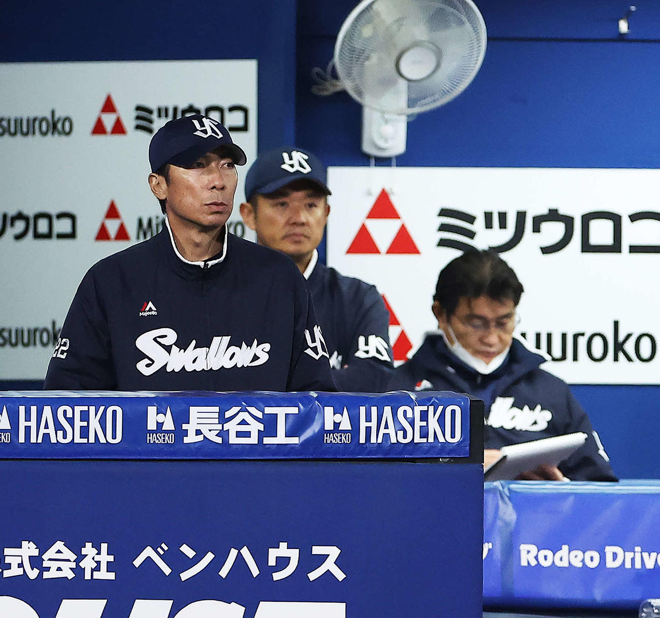 DeNA対ヤクルト　6回裏、戦況を見守る高津監督（左）（撮影・河田真司）