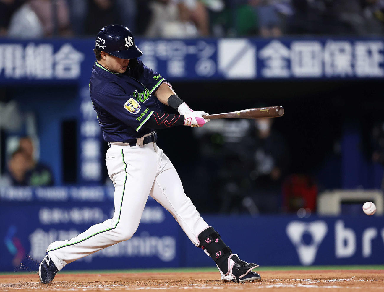 DeNA対ヤクルト　7回表ヤクルト無死一塁、左翼線に同点適時二塁打を放つ浜田（撮影・河田真司）