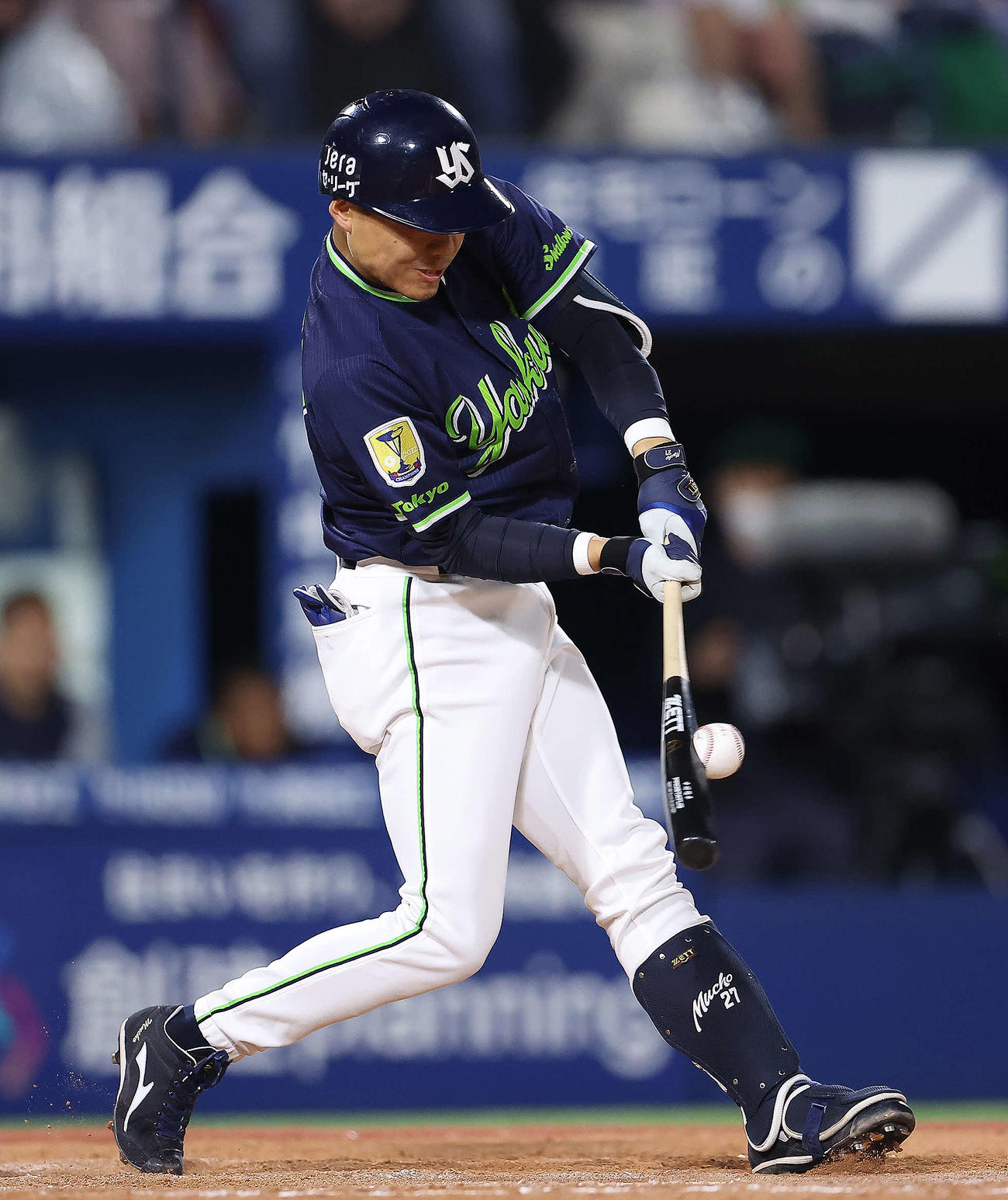 DeNA対ヤクルト　8回表ヤクルト無死、中前打を放つ中村（撮影・河田真司）