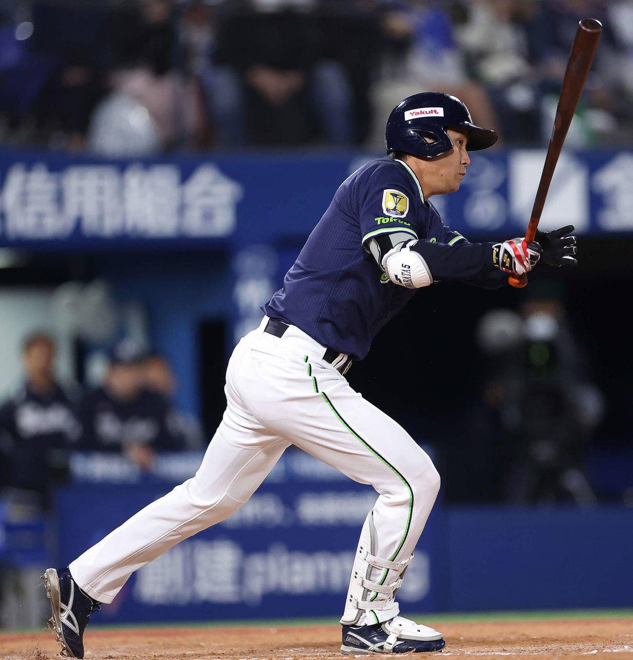 DeNA対ヤクルト　8回表ヤクルト1死二塁、右前同点適時打を放つ川端（撮影・河田真司）
