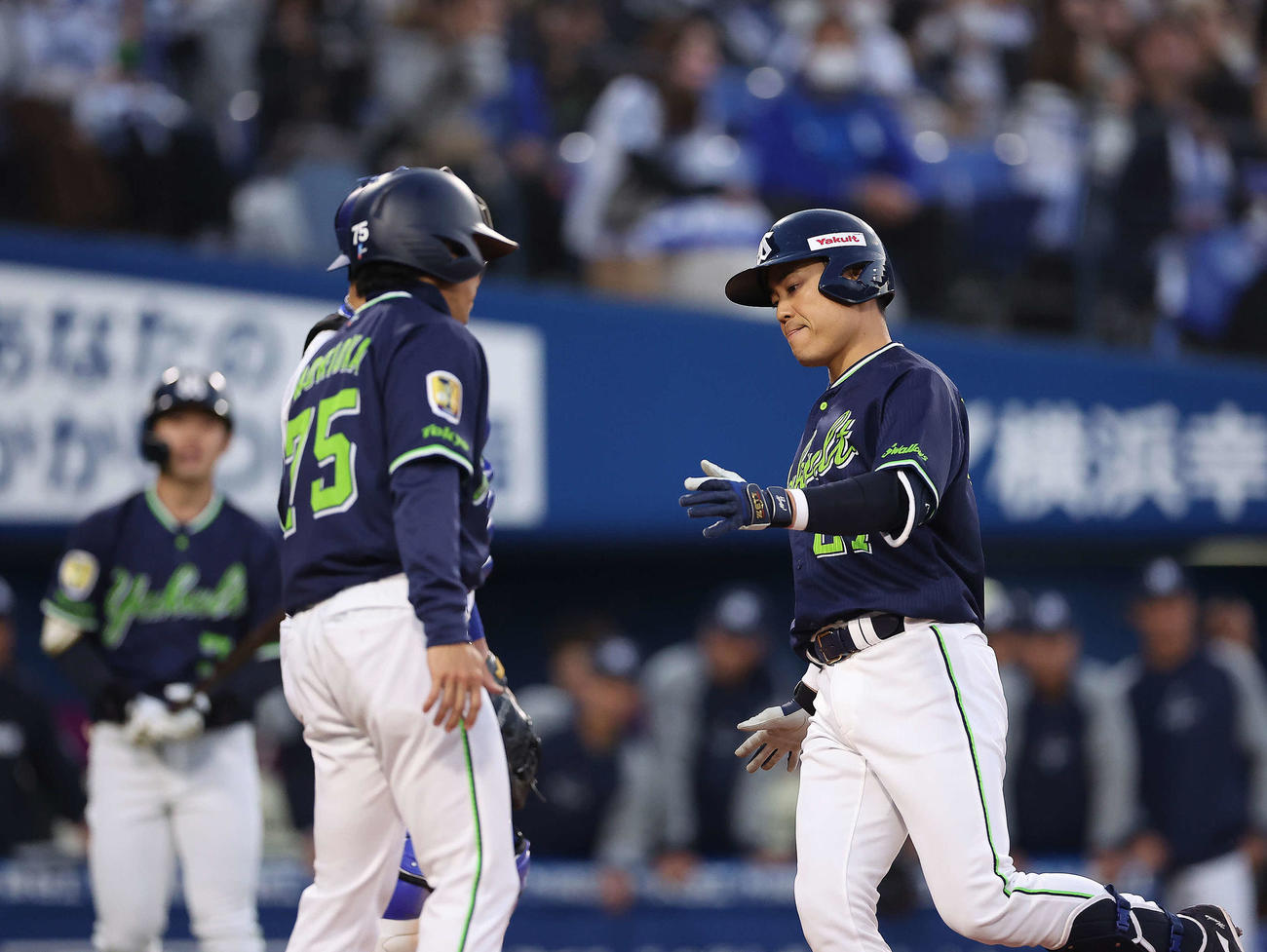 DeNA対ヤクルト　3回表ヤクルト無死、左越え先制ソロ本塁打で生還する中村（右）（撮影・河田真司）