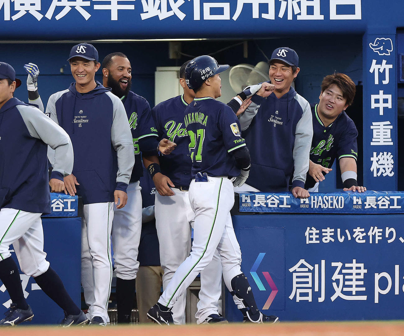DeNA対ヤクルト　3回表ヤクルト無死、左越え先制ソロ本塁打で生還する中村（中央）を迎えるベンチナイン（撮影・河田真司）