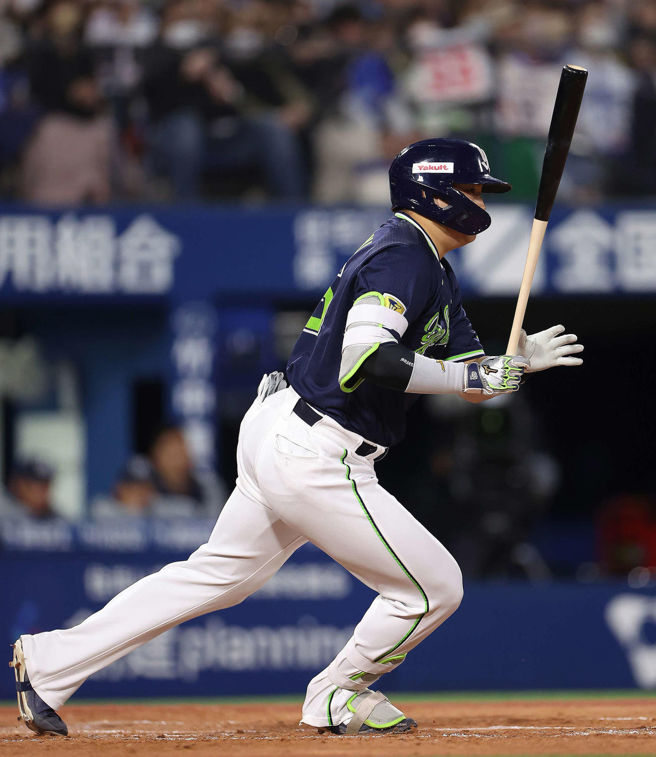 DeNA対ヤクルト　4回表ヤクルト2死、二塁内野安打を放つ村上（撮影・河田真司）