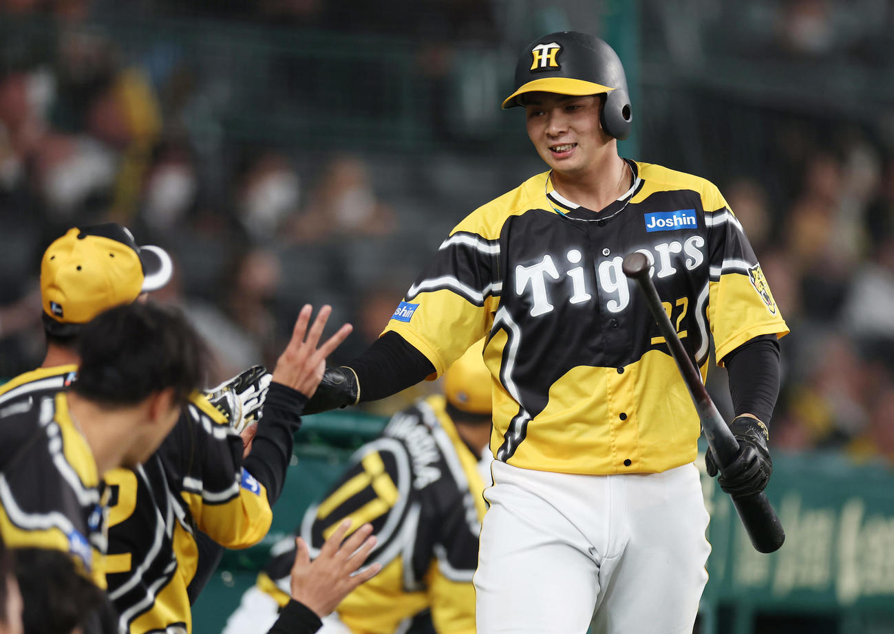 阪神対巨人　8回裏阪神1死三塁、坂本の中前適時打で生還しナインに迎えられる井上（撮影・前田充）