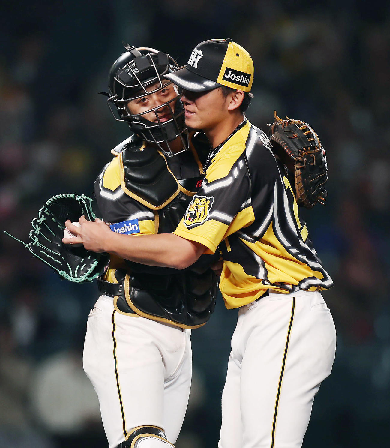 阪神対巨人　完封で今季初勝利を挙げ、阪神坂本（左）と抱き合って喜ぶ伊藤将（撮影・前田充）